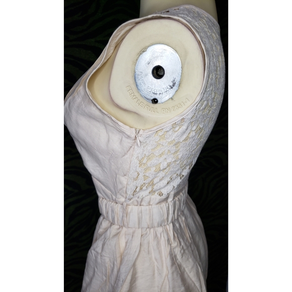 Cream asymmetrical lace dress with belt - Picture 2 of 5